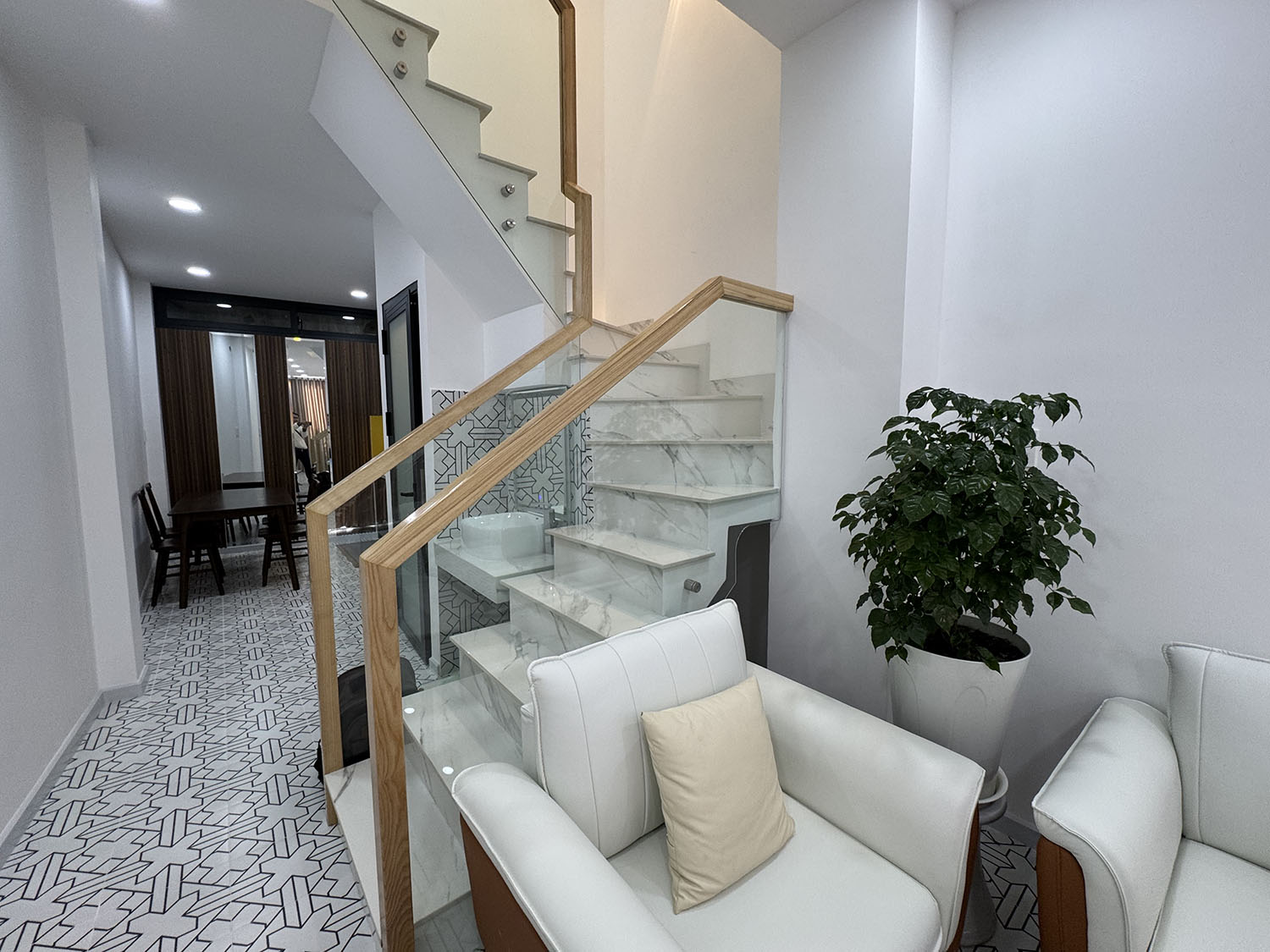 Tuyệt phẩm Nhà Phố 2 lầu full nội thất cao cấp hẻm 2 xe hơi 7 chỗ tránh nhau khu VIP Đặng Văn Ngữ